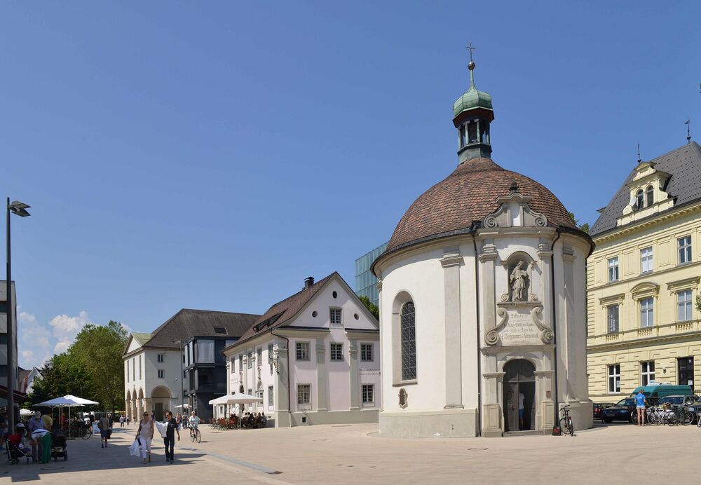 http://commons.wikimedia.org/wiki/File:Kornmarktstra%C3%9Fe_1,5_%26_Nepomukkapelle_in_Bregenz.JPG