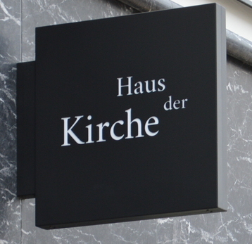 Haus der Kirche - Aussenfassade - Schilder - Bregenz