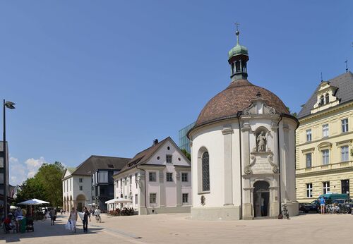 http://commons.wikimedia.org/wiki/File:Kornmarktstra%C3%9Fe_1,5_%26_Nepomukkapelle_in_Bregenz.JPG
