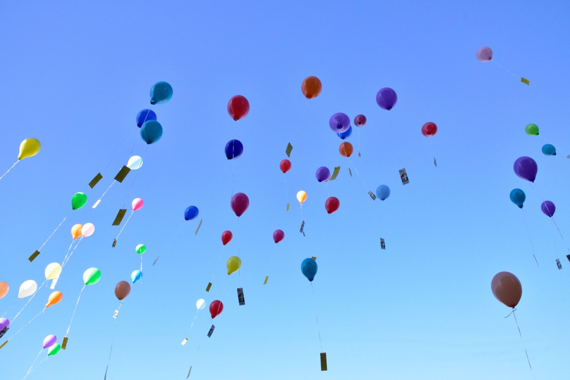 Gebete - hier das Gebet zum Di?zesanjubil?um - werden mit Ballons himmelw?rts geschickt.