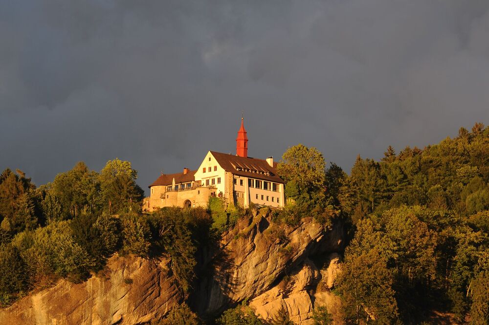 F?hrungen mit Bmst. Stephan Schnetzer (Restaurierung der Burgmauern) und DI Raimund Rhomberg (Bauforscher) um 10.00 und 14.00 Uhr (Dauer ca. 45 Min.) 