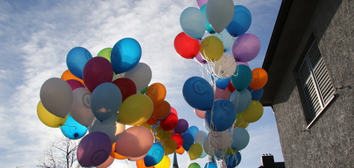 Prinz ORE LXIV Thomas III und ihre Lieblichkeit Prinzessin Theresia I mit Pfr. Manfred und Gefolge bringen Faschingsstimmung auf dem Kirchplatz.